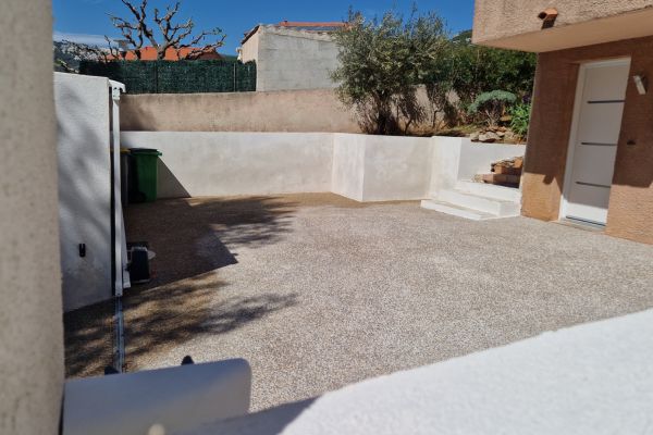 Aménagement de l’entrée sur le terrain d’une villa - ojardin-paysagiste-toulon.fr