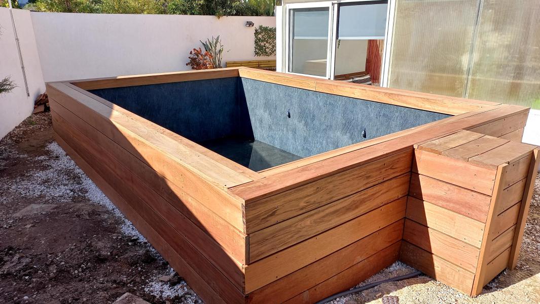 Construction d’une piscine en bois semi enterrée - ojardin-paysagiste-toulon.fr