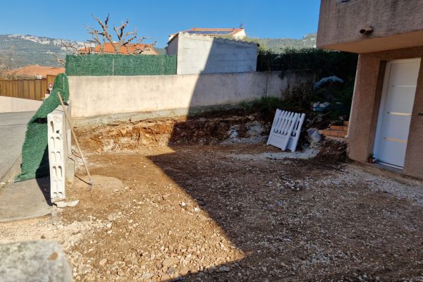 Aménagement de l’entrée sur le terrain d’une villa - ojardin-paysagiste-toulon.fr