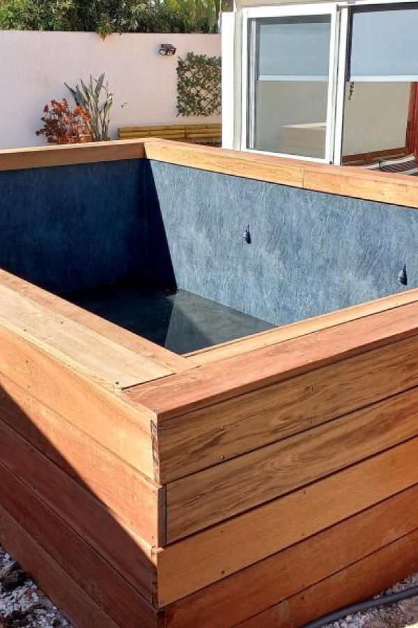 Construction d’une piscine en bois semi-enterrée à Mar Vivo La Seyne-sur-mer -ojardin-paysagiste-toulon.fr