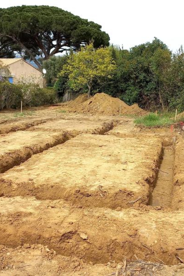 Chantier de terrassement pour les fondations d’une maison à Six-Fours-les-Plages - ojardin-paysagiste-toulon.fr